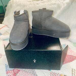 NEW IN BOX EMU FOY PLATFORM MICRO BOOTS WATER RESISTANT SHEEPSKIN 8 CHARCOAL
